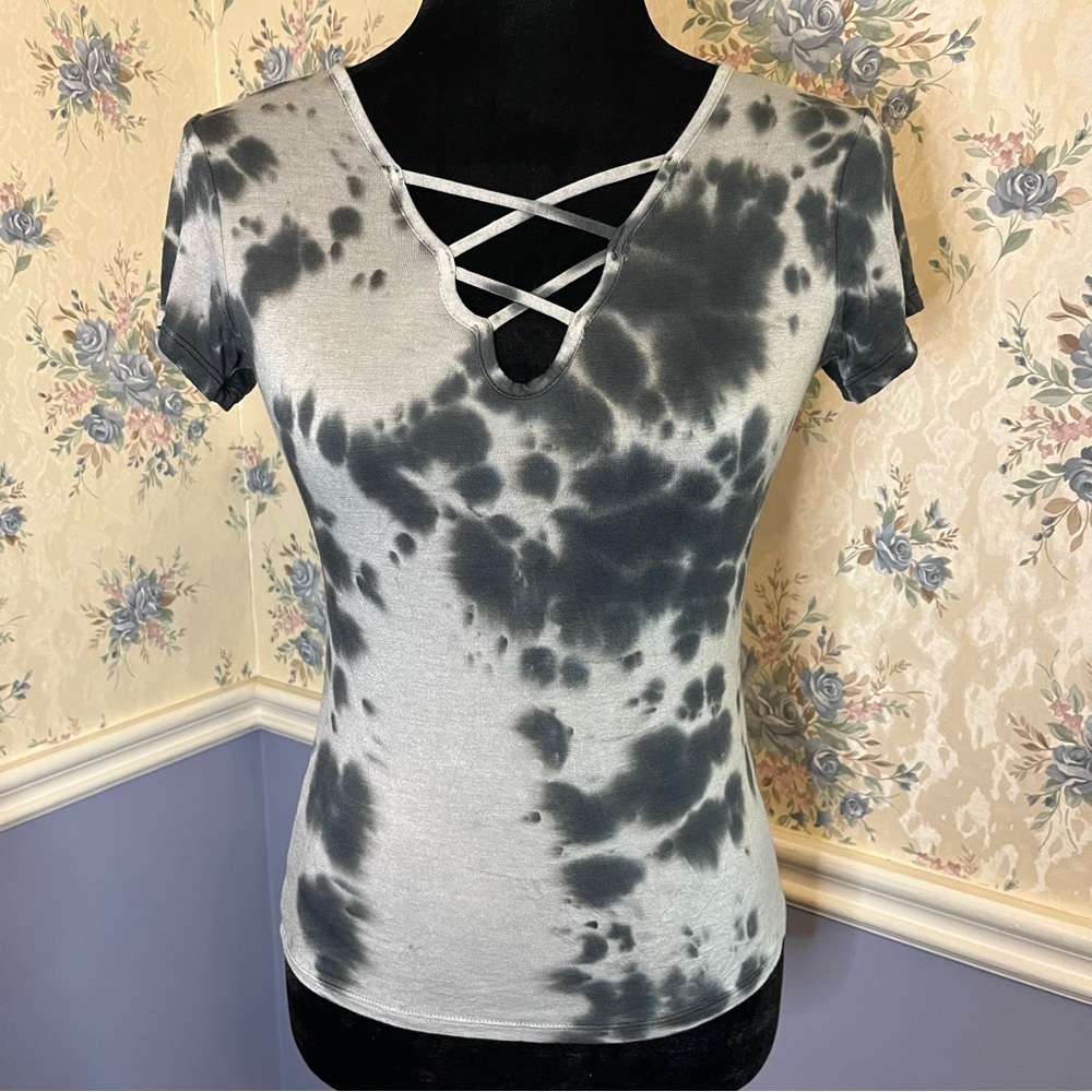 Hot topic black & white TieDye cross front tee, size s, NWT